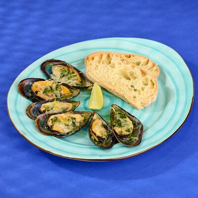 Запеченные мидии с песто под сыром пармезан в Мидийная по цене 430 ₽
