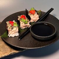 Хэнд ролл с тунцом в Voodoo bar