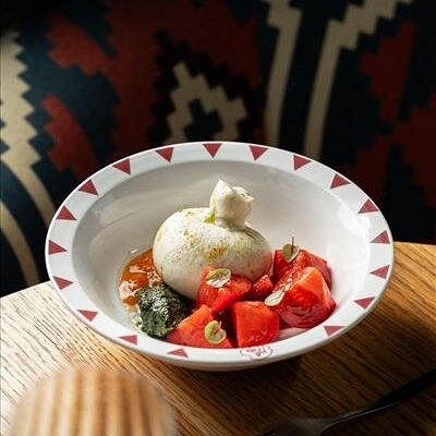 Буррата с томатами, соусом песто и абрикосовым вареньем в ЮжанеГорожане по цене 998 ₽