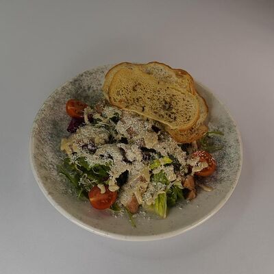 Салат Цезарь с курицей в Игристо по цене 690 ₽