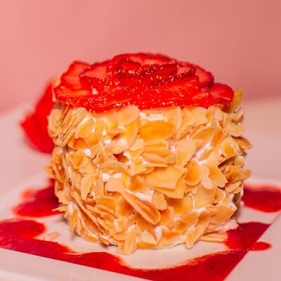 Десерт Тирамису клубничный в Бисквит по цене 1130 ₽