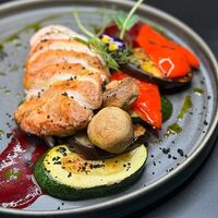 Куриная грудка с печеными овощами и ягодным соусом в Eat Me Cafe