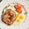 Бейгл с лососем и перепелиным яйцом в 12 kitchen & wine по цене 880