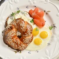 Бейгл с лососем и перепелиным яйцом в 12 kitchen & wine