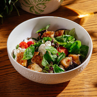 Салат с хрустящими баклажанами с сыром страчателла в Bona по цене 990 ₽