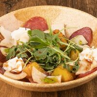 Салат с кальмаром и чоризо в El sol