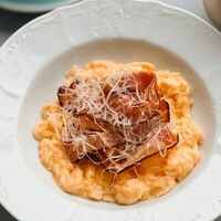 Скрэмбл с беконом и пармезаном в Blanche