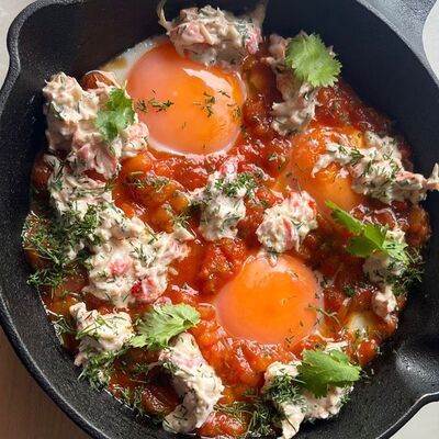 Шакшука из трех яиц с крабом и тобикой в Западный сад ! по цене 1800 ₽