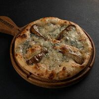Имеретинский хачапури с грушей и сыром дорблю в Megobari