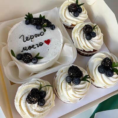 Набор десертов на День Отца Бенто-торт Герою моего сердца и 5 капкейковв Sweet Caprice по цене 3649 ₽