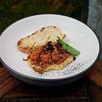 Тартар из говядины с домашним майонезом и древесными грибами в Chester