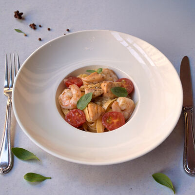 Сливочная паста с лососем и креветками на белом вине в В Питере пить по цене 1210 ₽