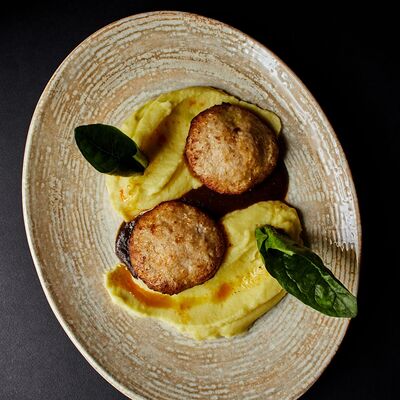 Куриные котлетки с картофельным пюре и шпинатом в Koster по цене 810 ₽