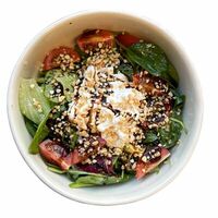 Салат со страчателлой и авокадо в Buno