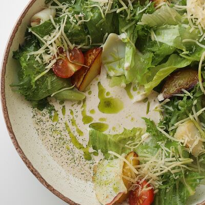 Теплый салат с кальмаром с соусом тоннатов Блиныпицца по цене 640 ₽