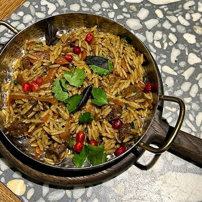 Д Плов из орзо с курицей, гранатом и барбарисом в Антресоль по цене 520 ₽
