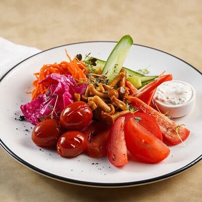 Плато из свежих овощей с разносоламив Компот по цене 560 ₽