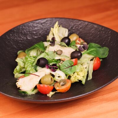 Салат с кальмаром и соусом песто в Тот самый бар по цене 540 ₽