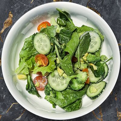 Зеленый салат с брокколи, шпинатом и авокадо в FoodMood по цене 490 ₽