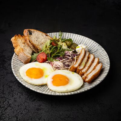 Глазунья из 2-х яиц с цыпленком, салатом Коул Слоу, пикантными огурцами и сливочным кремом в Прага по цене 710 ₽