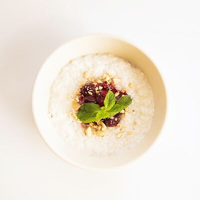 Рисовая каша с кокосовым молоком и томлёной вишней в Coffee Dream по цене 430 ₽