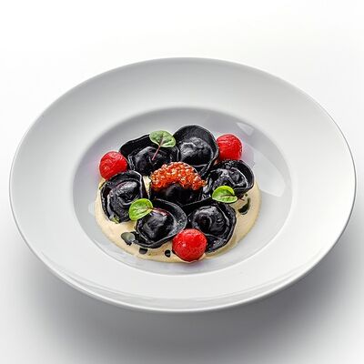 Пельмени с начинкой из тунца. Подаются с голландским соусом, томатами черри и красной икрой в The Brasserie по цене 650 ₽