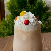 Микс из клубники и киви со взбитыми сливками в Stories