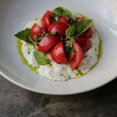 Томаты со страчателлой и песто в Tin по цене 820 ₽