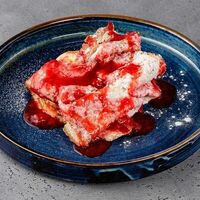 Блинчики с кокосовым муссом и клубничным компоте в Табаско