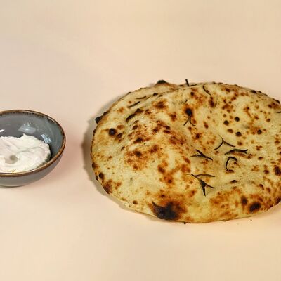 Фокачча с розмарином и взбитым маслом с анчоусом в Napoli Italian bistro по цене 465 ₽