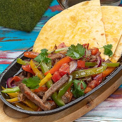 Фахитос со свининой в Burritos по цене 600 ₽