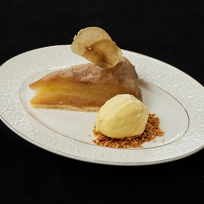 Грушевый тарт Татен с карамельным соусом в Duran по цене 590 ₽