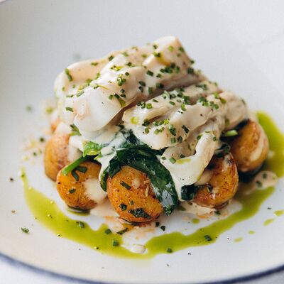 Кальмар с мини-картофелем, шпинатом и сливочным унаги в Sava по цене 790 ₽