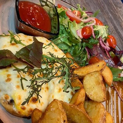 Куриная грудка под сырным соусом в TARELKA по цене 540 ₽