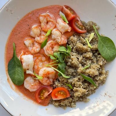 Тигровые креветки в соусе том ям и киноа в Корица по цене 785 ₽