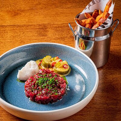 Тартар из говядины с айоли и бататом фри в Гости Рестопаб по цене 37 р.