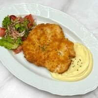 Шницель из цыпленка с руколой и томатами в Ласка