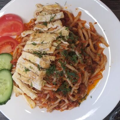 Лагман жареный в Лепёшка из тандыра по цене 399 ₽