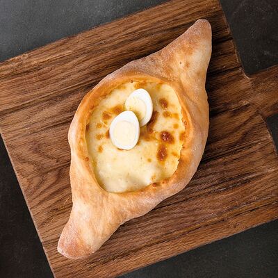 Хачапури мини-лодочка с вареным перепелиным яйцом в Брынза по цене 410 ₽