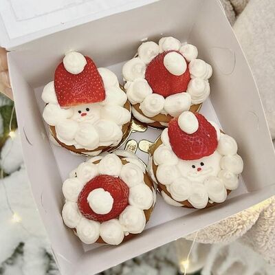 Новогодний набор пирожных Медовиков в подарок на Новый год в Cosmo Сakery по цене 2300 ₽