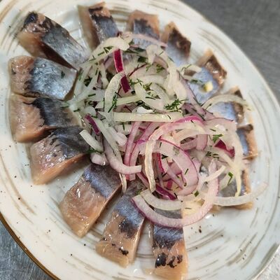 Селедочка слабосолёная с луком в Puri по цене 450 ₽