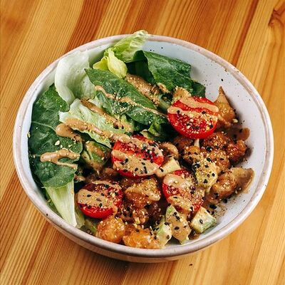 Салат с креветками темпура в соусе чили в Наше место по цене 760 ₽