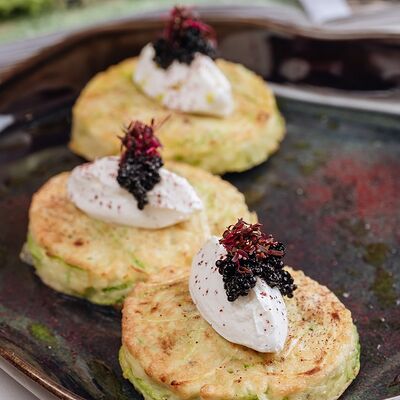 Воздушные драники из цукини с икорным акцентом в Ойкумена по цене 430 ₽