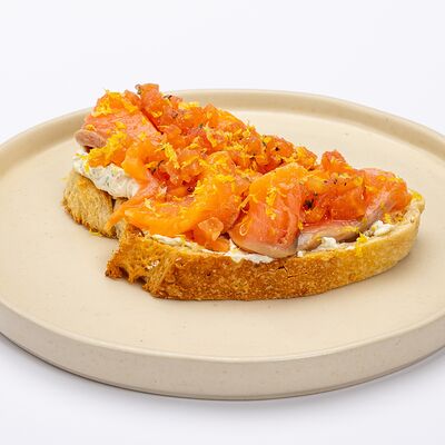 Брускетта с лососем и томатной сальсой в Le dessert по цене 730 ₽