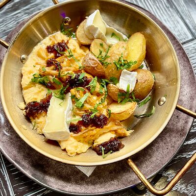 Скрембл с лисичками и камамберомв Пицца на дровах по цене 720 ₽