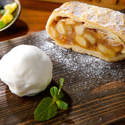 Штрудель яблочный в ЧиллДОМ по цене 420 ₽