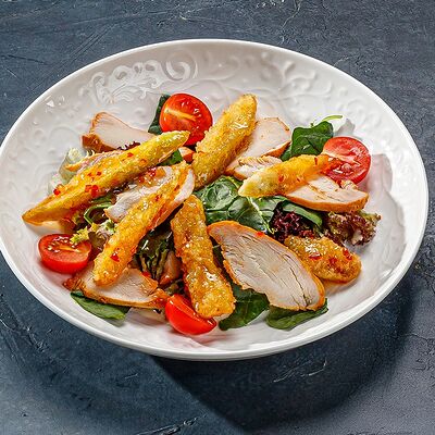 Салат с копченым цыпленком, хрустящим баклажаном и дрессингом йогурта и тахини в Этажи по цене 450 ₽