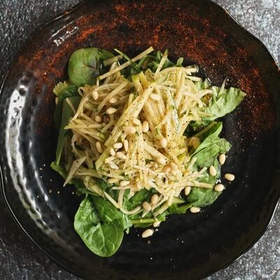 Зеленый салат с дайконом, авокадо и эдамаме в Вирид ярд по цене 588 ₽