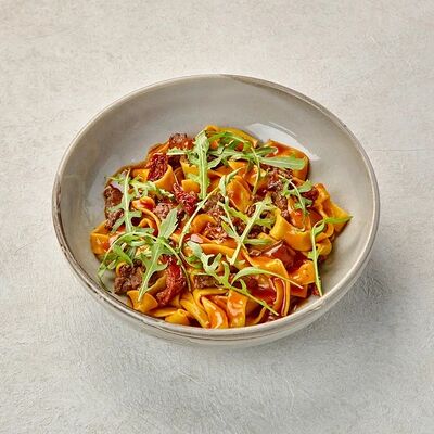 Паппарделле с телятиной в Пеперончино по цене 745 ₽