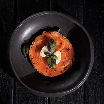 Салат с печеными овощами и лососем в Крафтер по цене 750 ₽